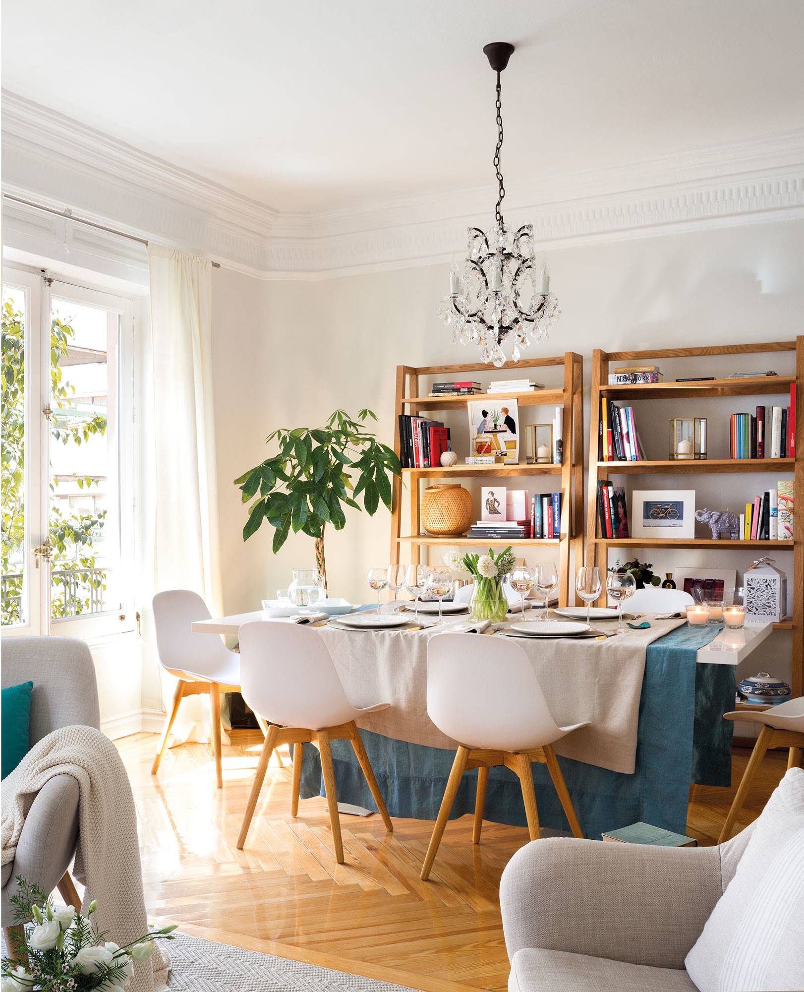 Cómo poner librerías en tu salón de manera elegante  Ideas de decoración  de salón, Decoración de unas, Muebles de comedor