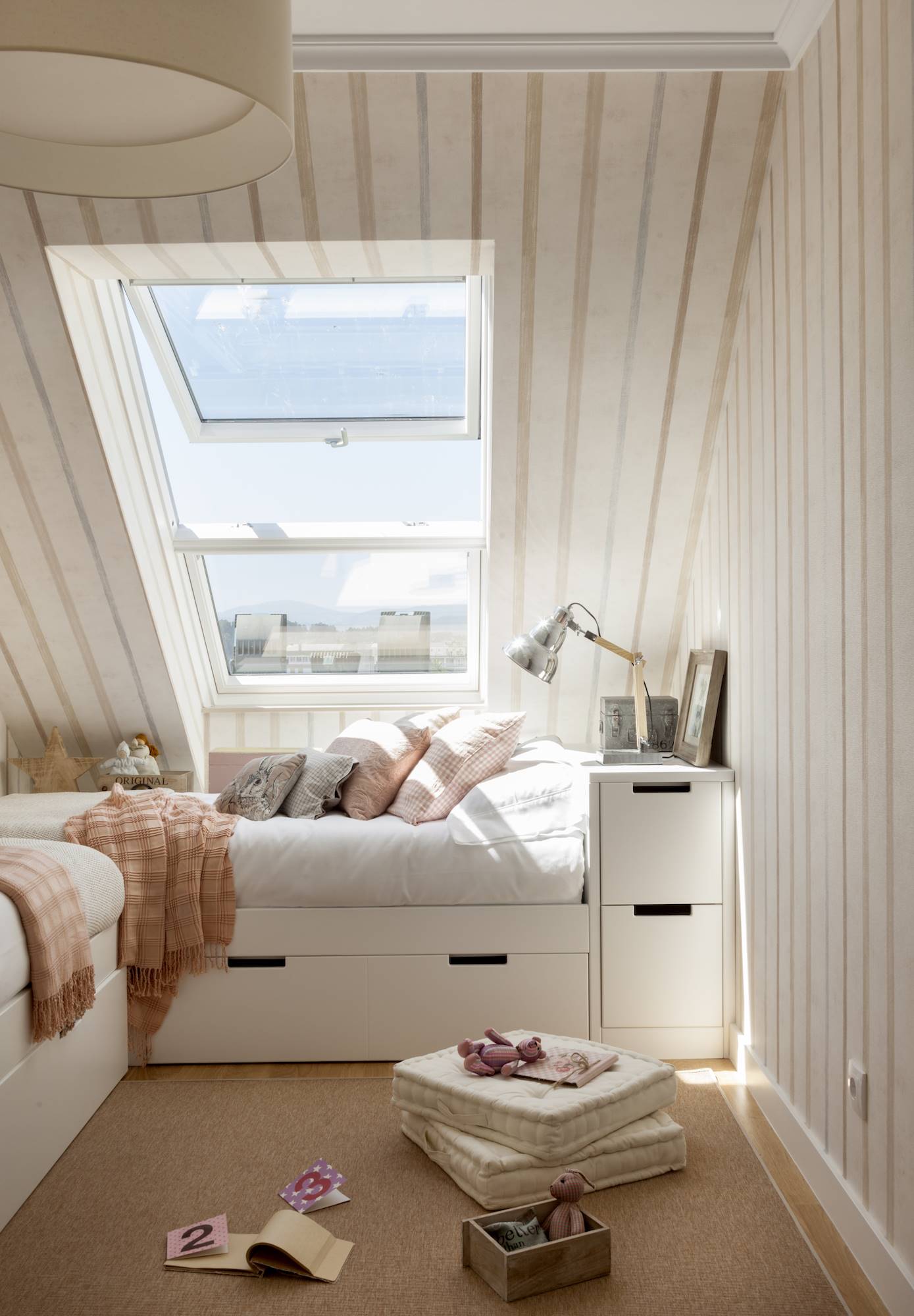 Dormitorio infantil con papel pintado de rayas.  