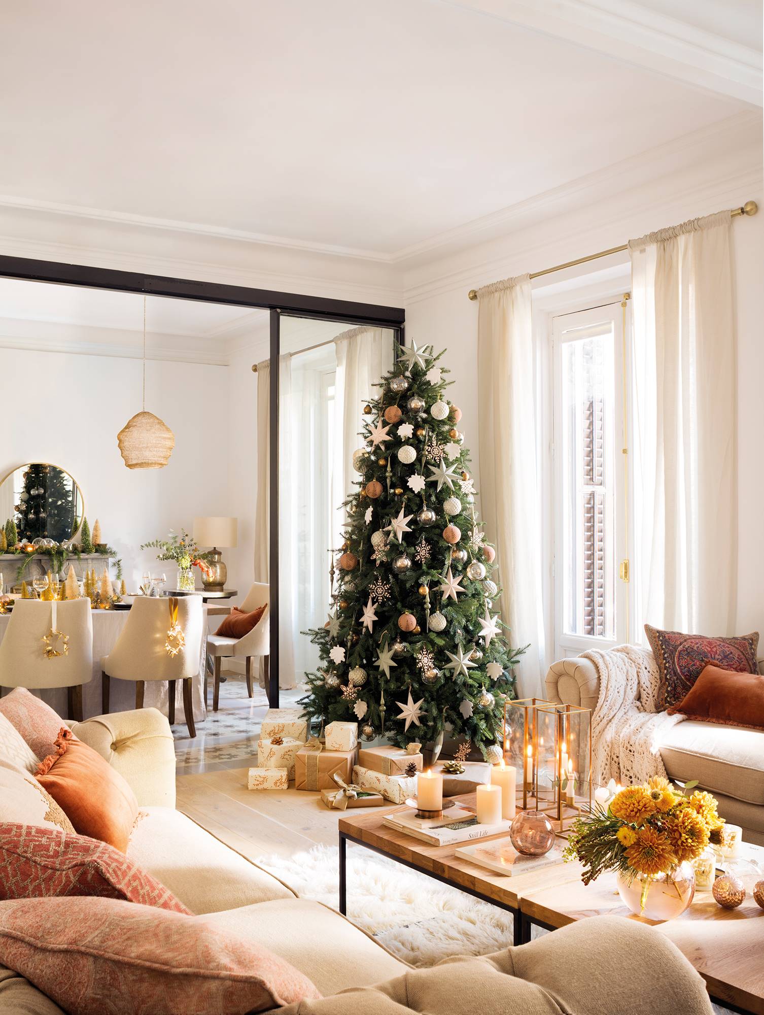 Salón con árbol de Navidad. 