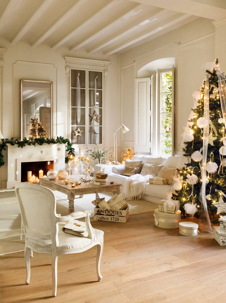 Salón clásico con árbol de Navidad, sofá, silla y chimenea en color blanco nieve.