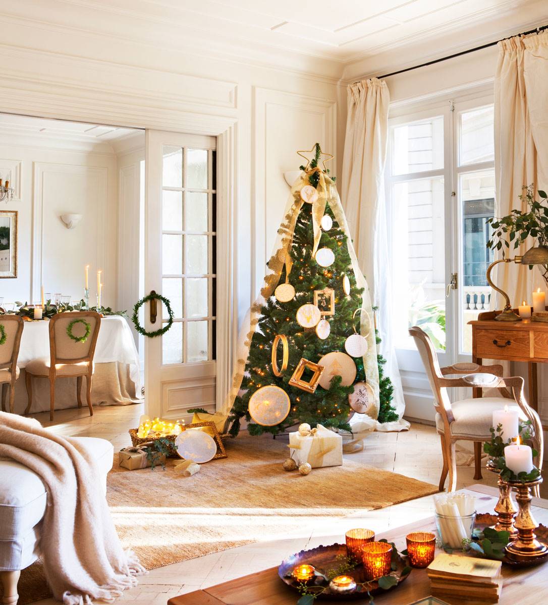 Salón clásico con alfombra de fibras, cortinas beige y árbol de Navidad decorado con bastidores y marcos.