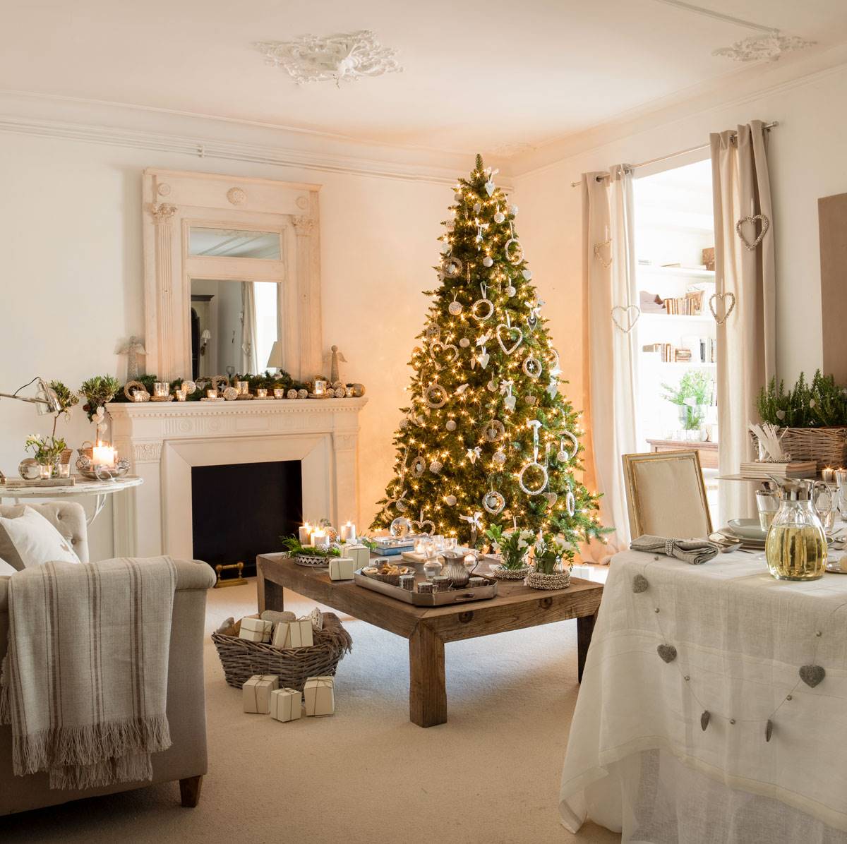 Salón con chimenea de obra y árbol de Navidad iluminado. 