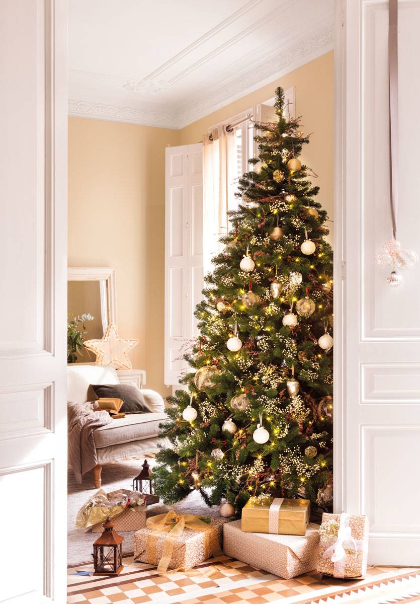 Un árbol de Navidad elegante y asilvestrado con brotes de paniculata.