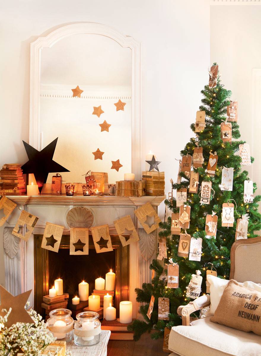 Salón decorado con adornos navideños DIY y árbol de Navidad con felicitaciones.