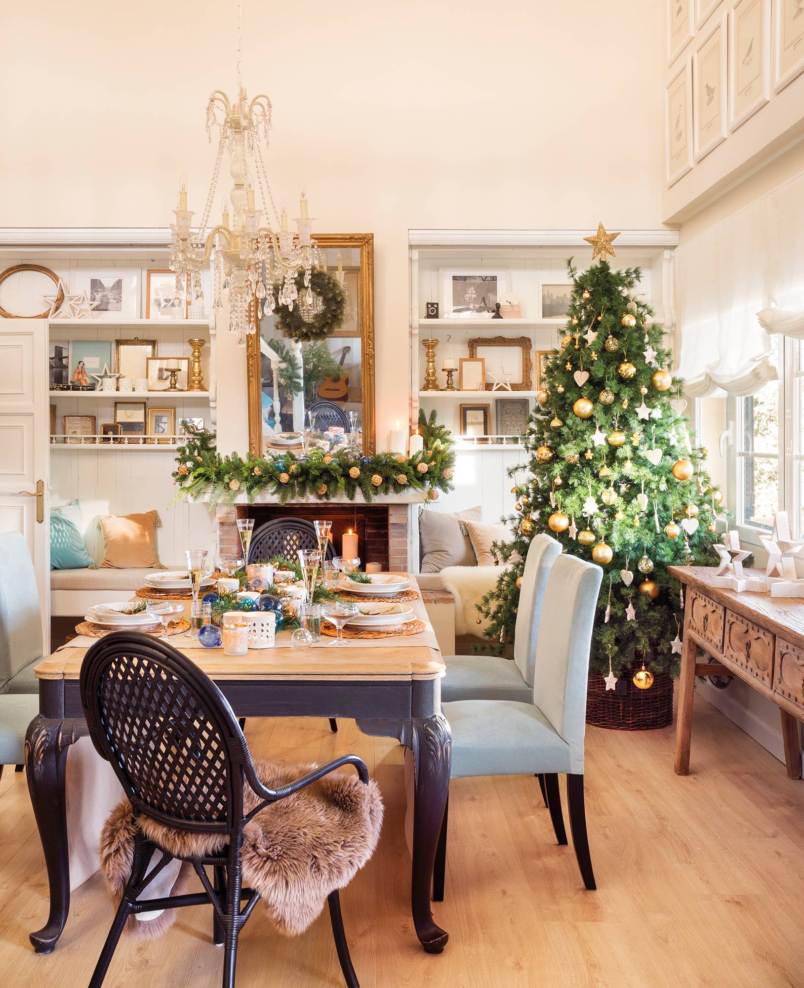Salón con comedor decorado por Navidad. 