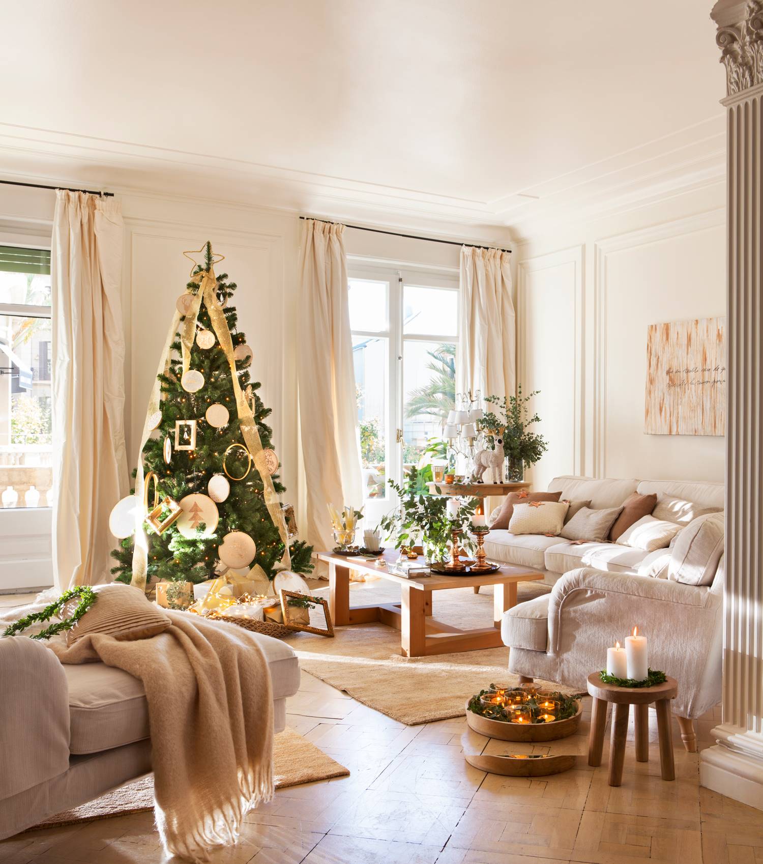 Salón decorado de Navidad con base blanca