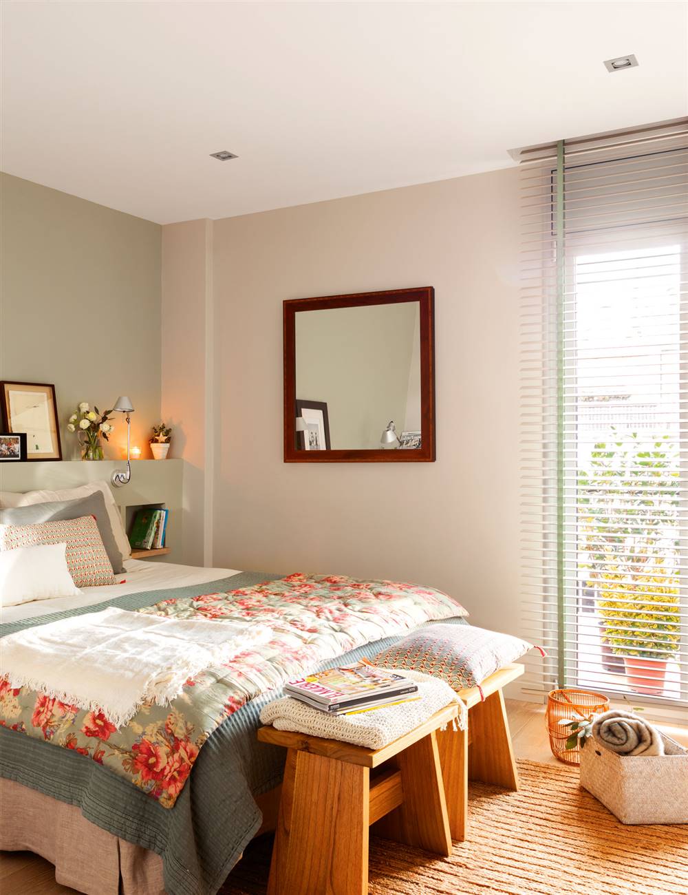 Dormitorio con paredes lisas y cama con cabecero de obra y banquetas de madera a los pies_424416