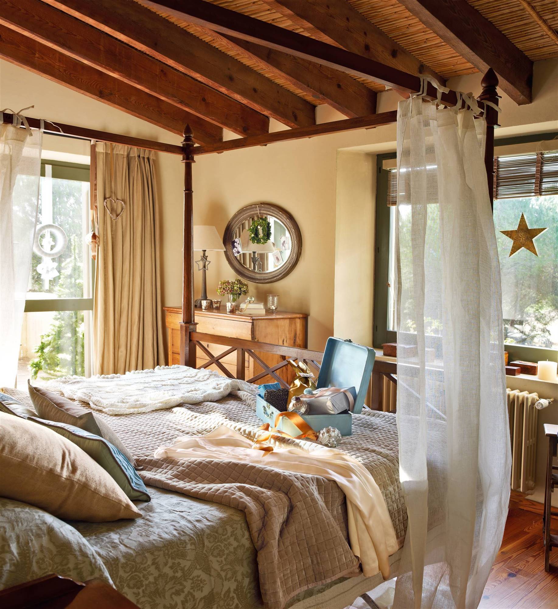 Dormitorio rústico con cama con dosel y techo de madera.
