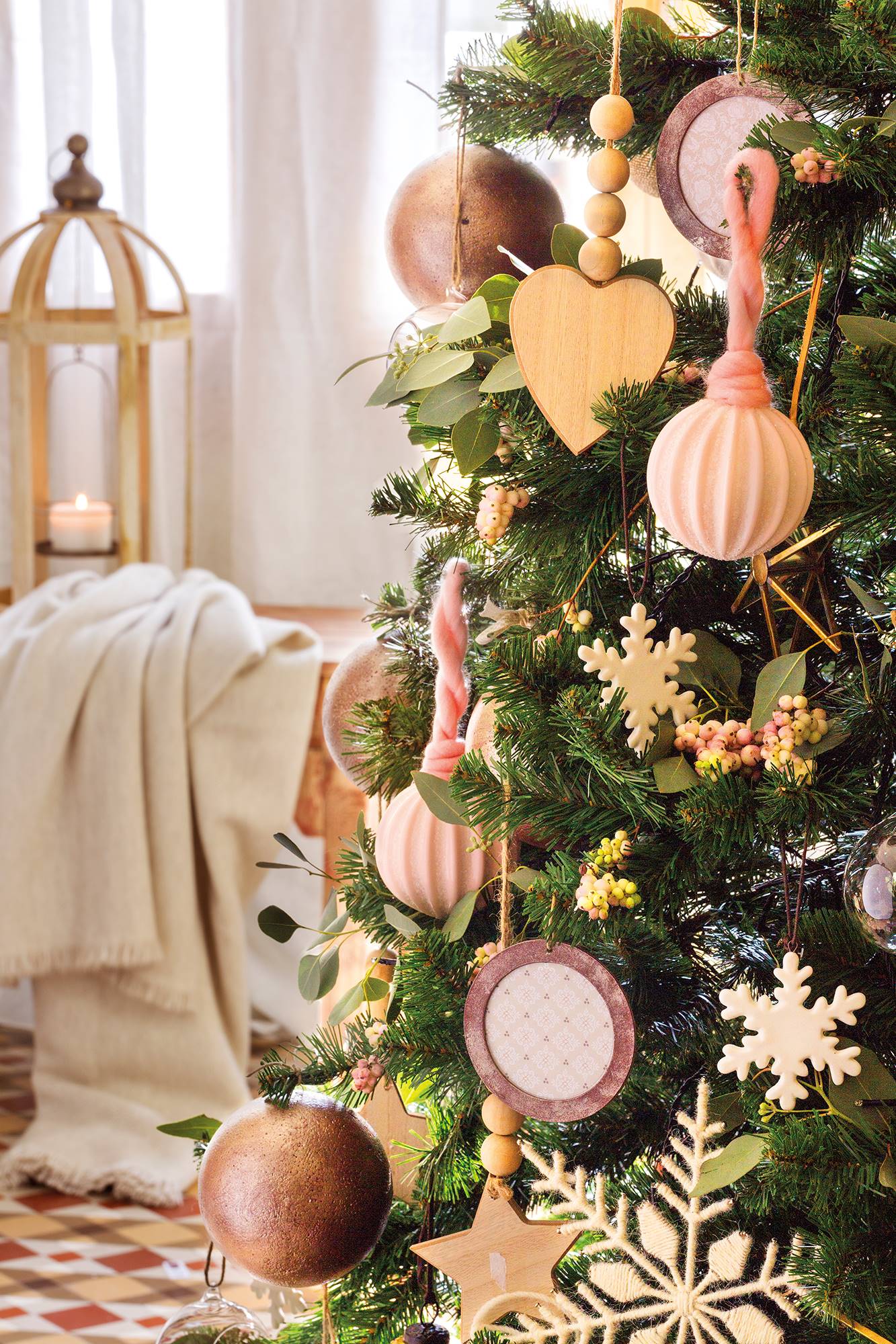 Árbol de Navidad decorado con diferentes adornos. 