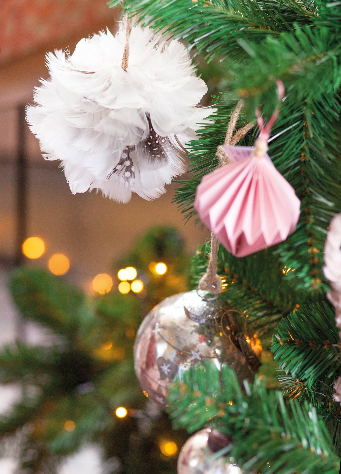 Árbol de Navidad con adornos en blanco y rosa.