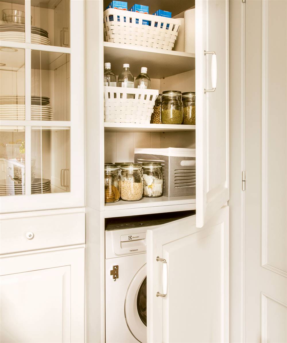 Detalle de armario de cocina con lavadora 