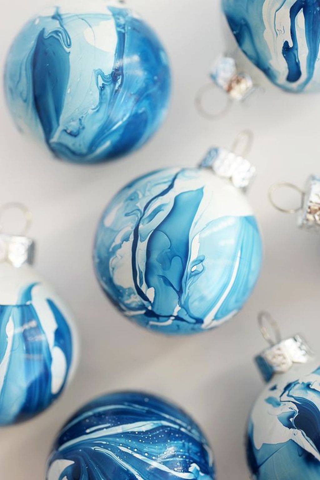 Bolas de Navidad bañadas en pintura azul.