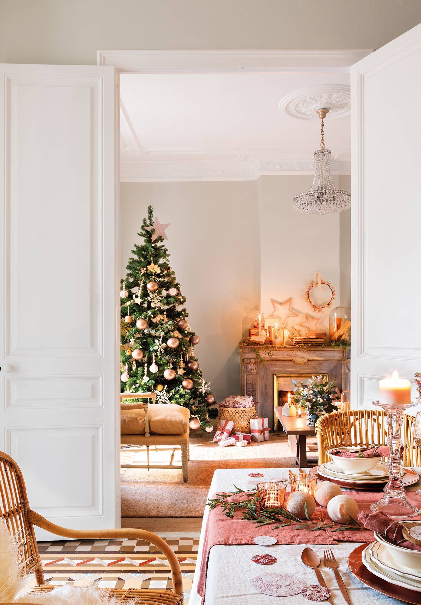 Mesa de Navidad abierta al salón con árbol y chimenea. 
