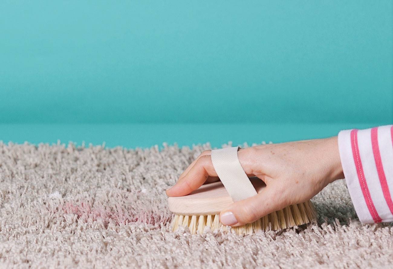 23. Quita las manchas de las alfombras con vinagre