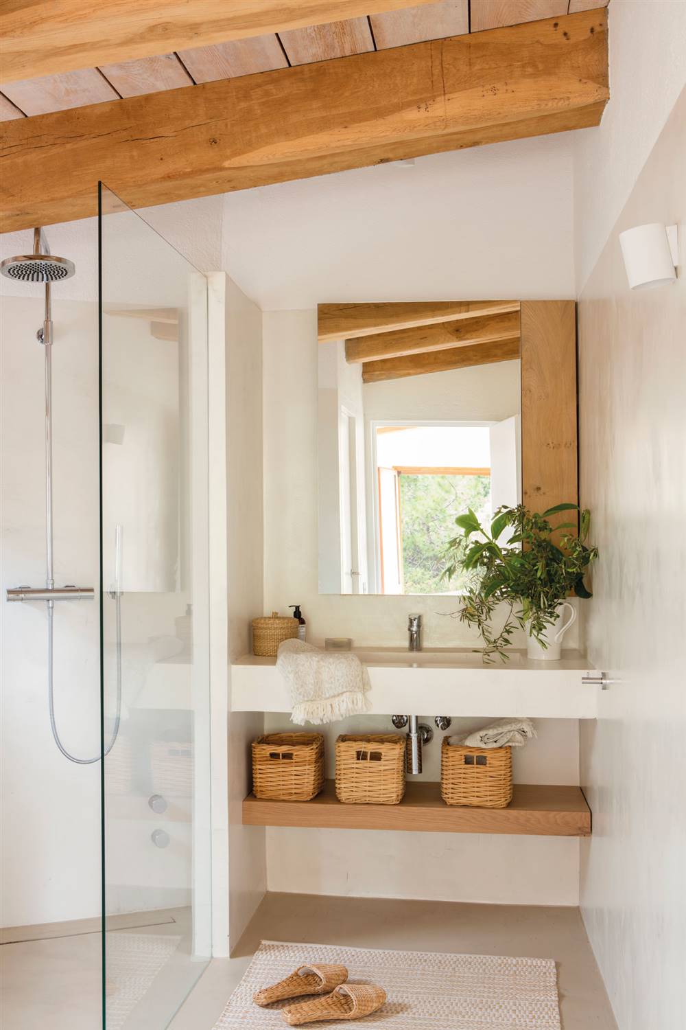 Cuanto cuesta reformar el baño: revestimientos microcemento, ducha, vigas de madera en el techo_486940