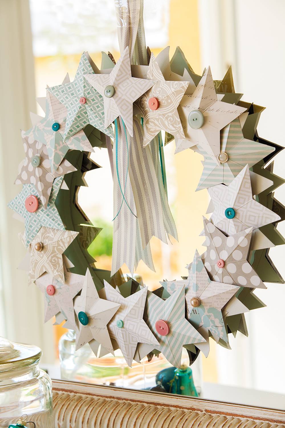 Corona navideña hecha de estrellas de papel.