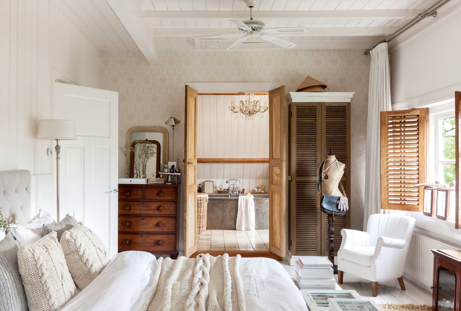 Dormitorio clásico romántico en blanco. 
