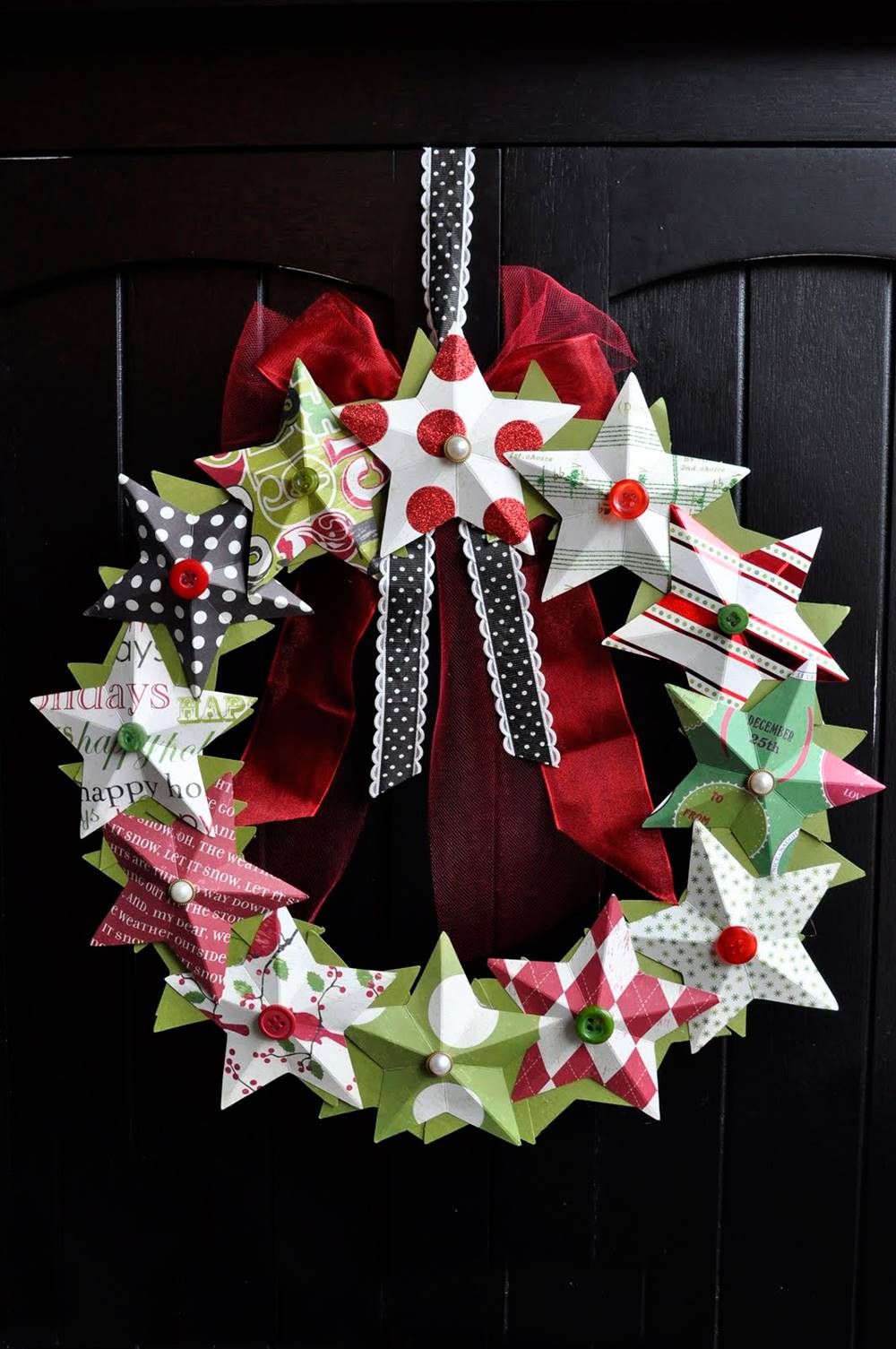 Corona de Navidad DIY hecha de papel.