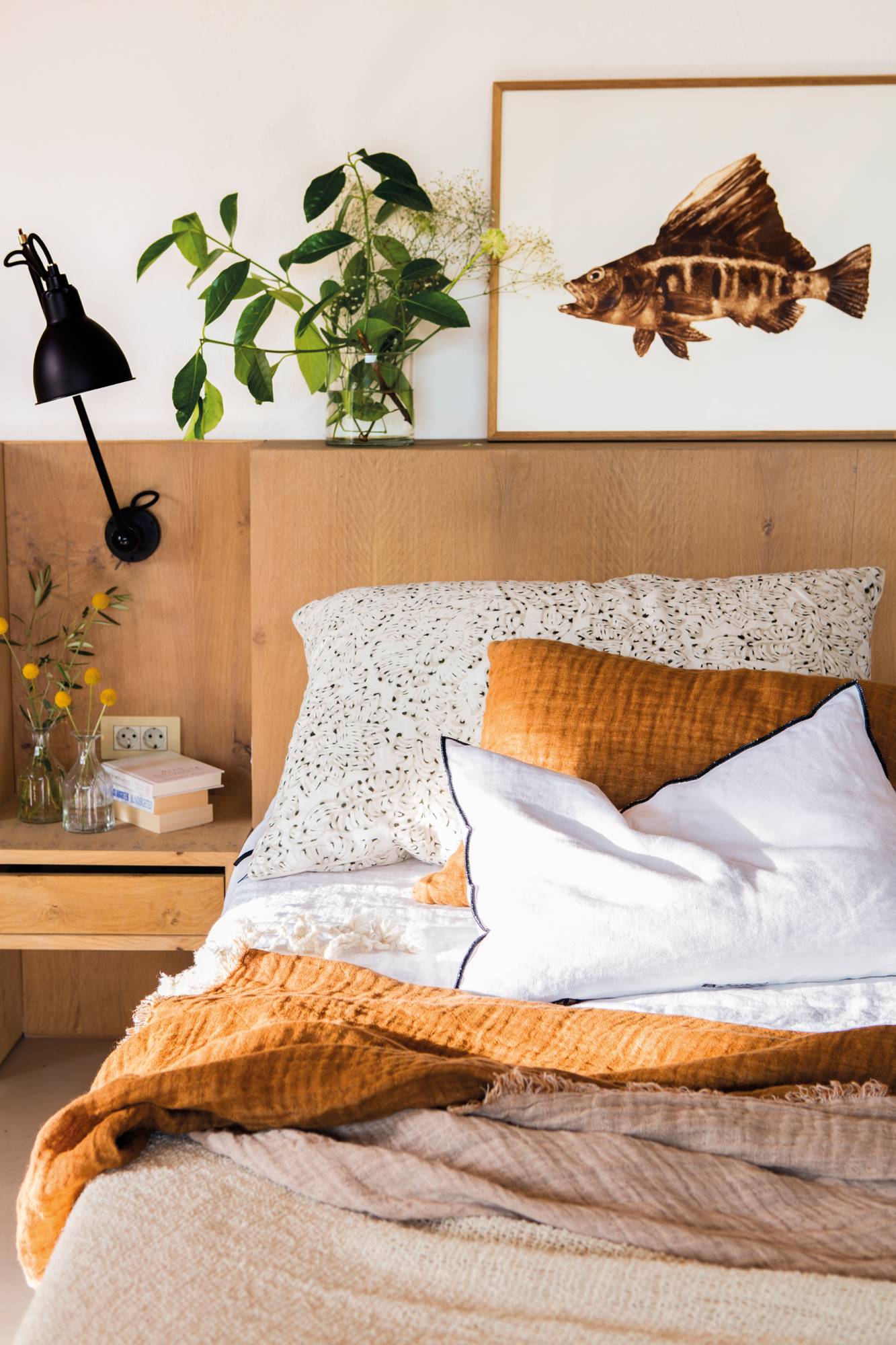 detalle dormitorio con cabecero de madera