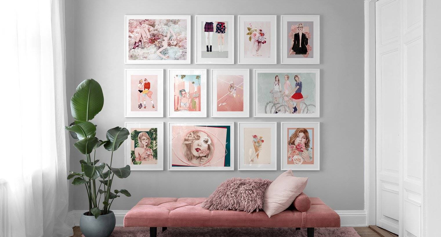 Habitación con chaiselongue rosa, cojines y pared decorada con composición de cuadros arty.