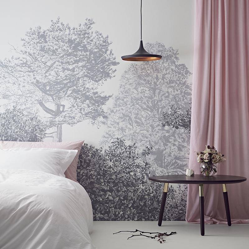 Dormitorio con wall mural de árboles.
