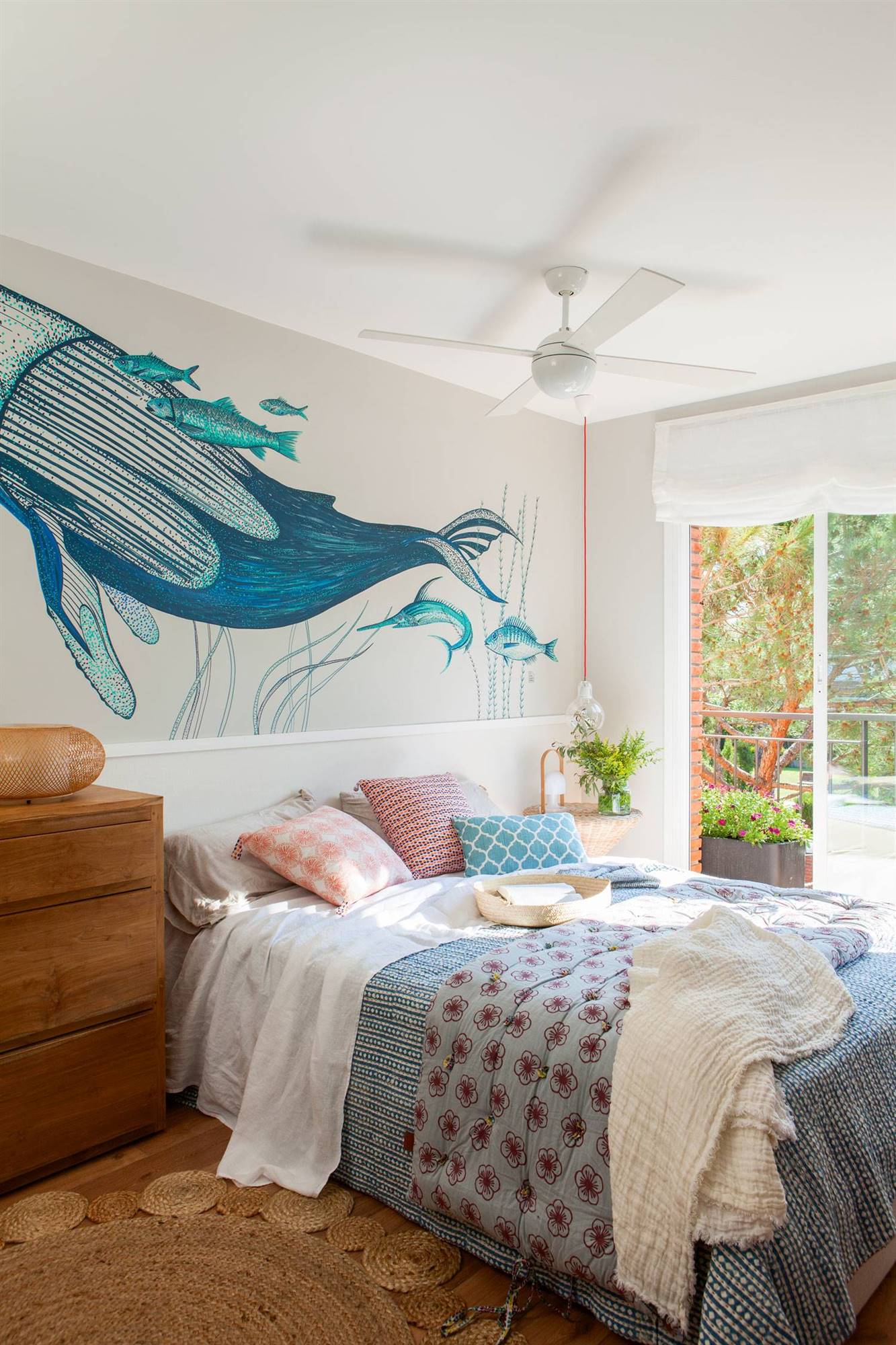 Dormiorio principal  con zócalo blanco, alfombra de fibras, cómoda de madera y pintura decorativa en la pared. 