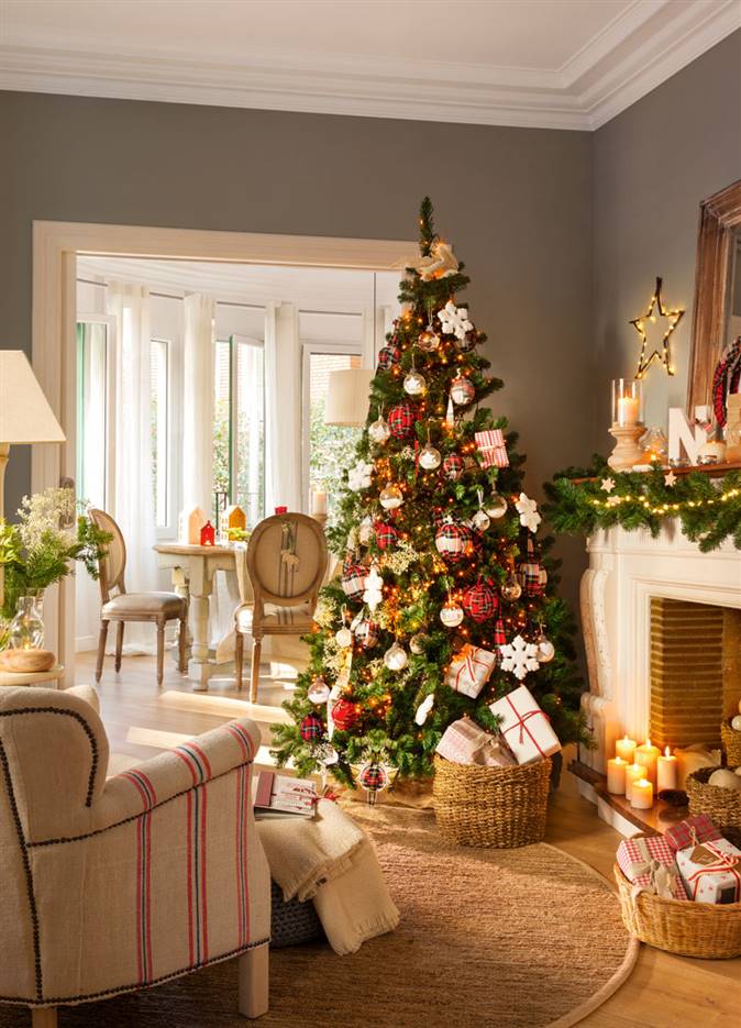 arbol-de-navidad-junto-a-la-chimenea-del-salón-con-regalos-y-alfombra-circular 00418551