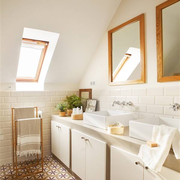 Baño abuhardillado en blanco con suelo de mosaico y mueble de obra