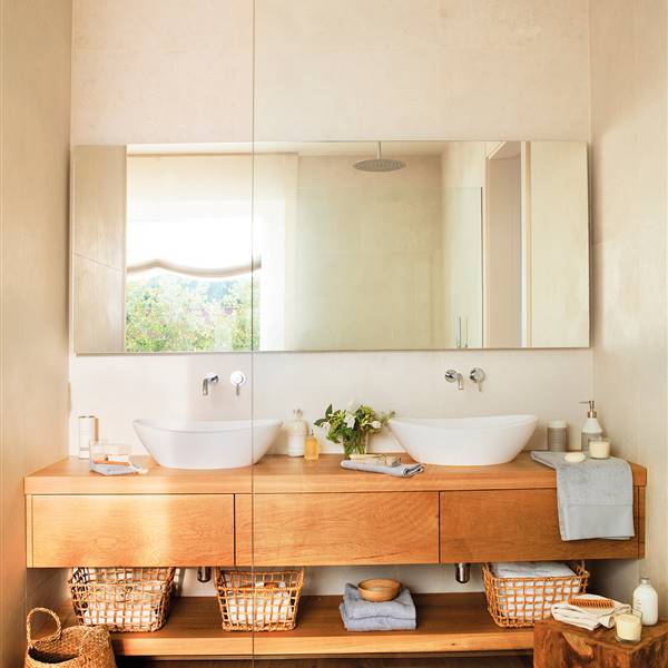 Baño con lavamanos doble y mueble volado de madera con tres cajones_ 00449816
