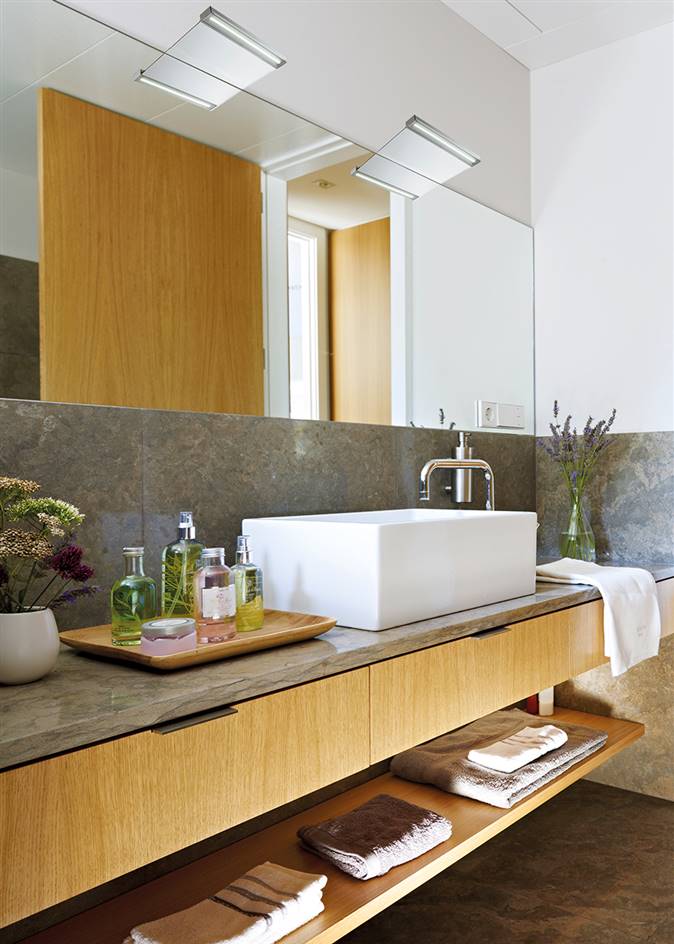 Baño con mueble bajolavabo de roble y lavamanos rectangular