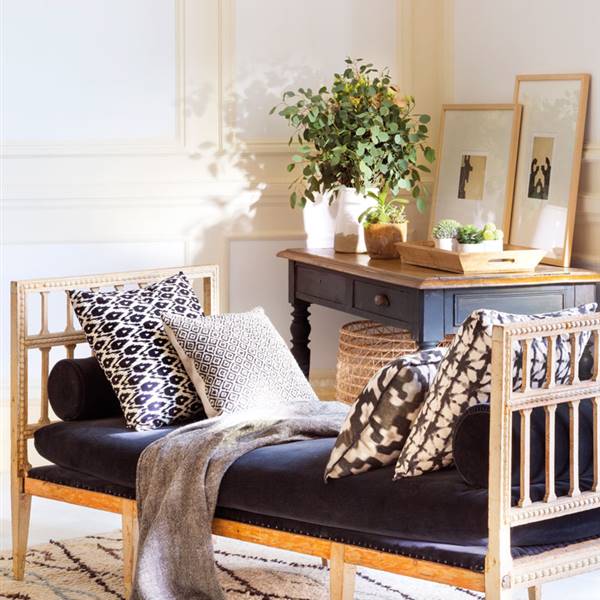 chaise-longue-de-terciopelo-y-cojines-estampados-sobre-alfombra-prints-geométricos 00469474