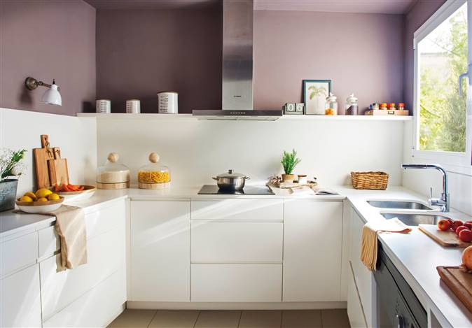 cocina-blanca-con-pared-color-lila-y-estantes-de-repisa-para-almacenaje 470790