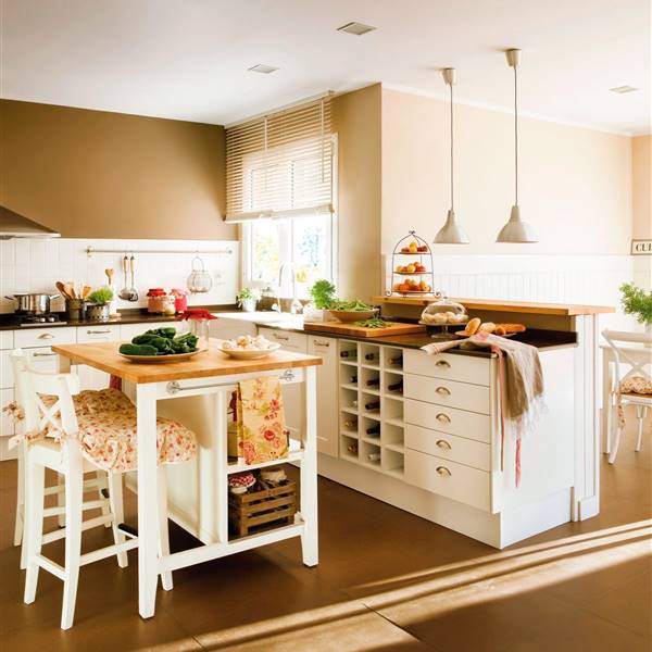 Cocina con muebles en L que se convierte en barra, isla de trabajo-mesa y múltiples soluciones de almacenaje