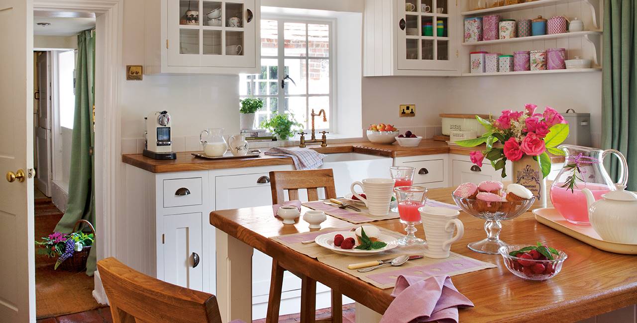 Cocina rústica con detalles en tonos rosas