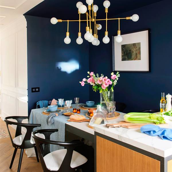 comedor-office-en-blanco-y-azul-indigo-y-mueble-de-cocina-de-madera-y-blanco_470695.jpg