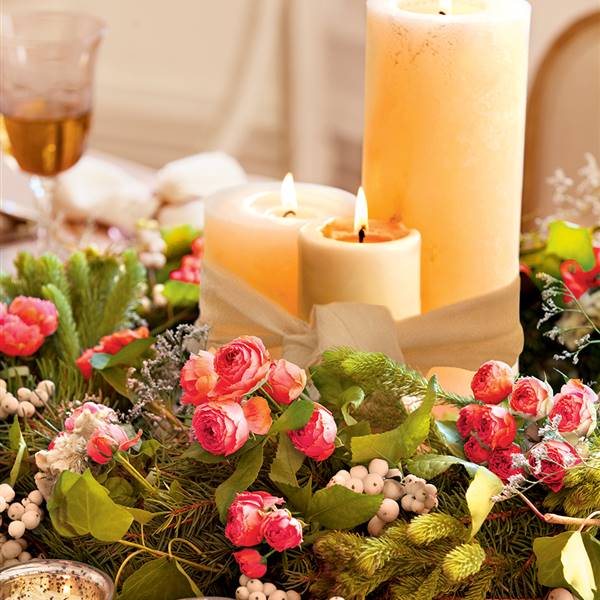 Detalle de centro de flores con velas