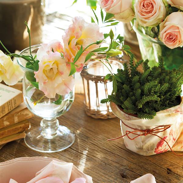 Detalle de jarrón y plato con rosas