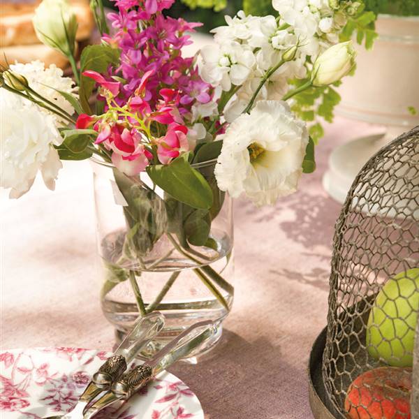 Detalle de un jarrón con flores sobre una mesa