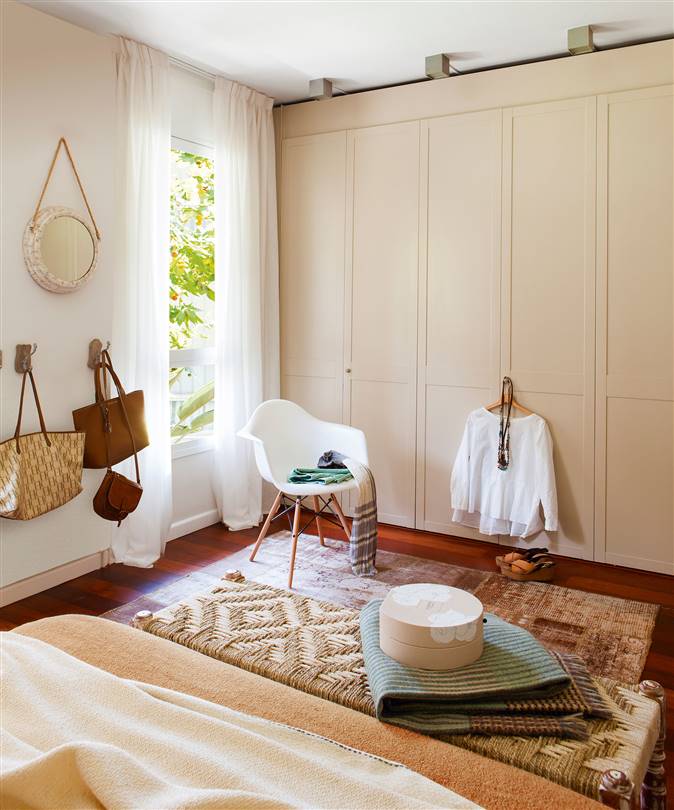 Dormitorio con armario en color beige