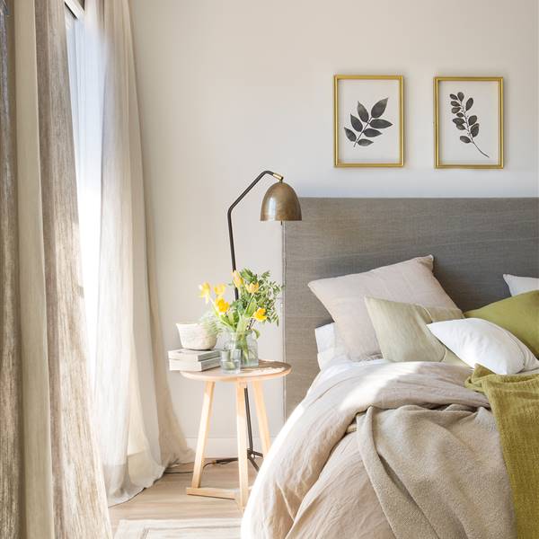 dormitorio con cabecero tapizado de lino y lámpara de sobremesa_469272