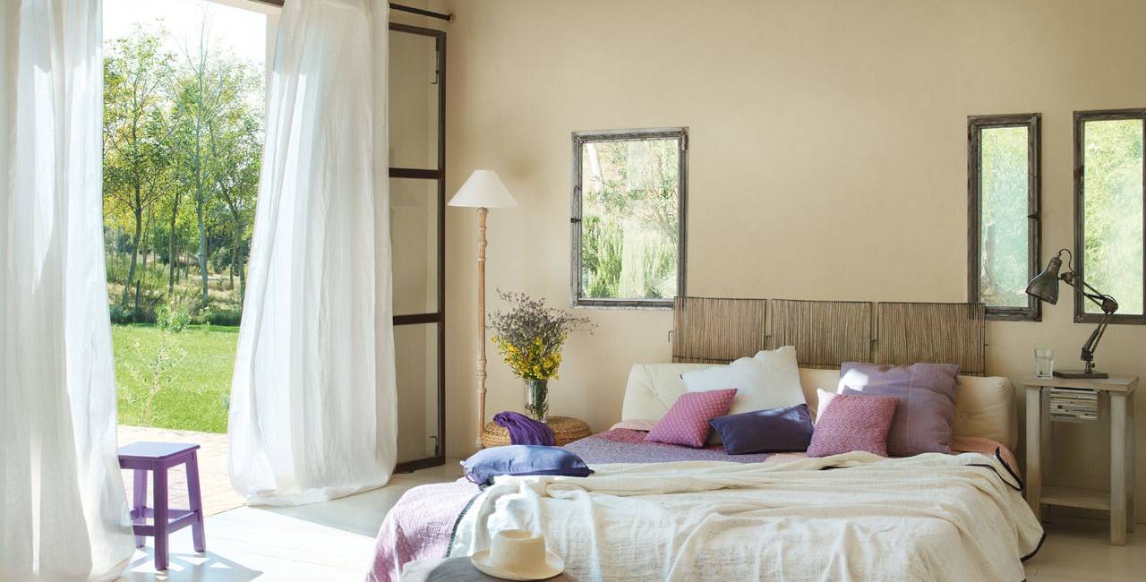 dormitorio con cojines lilas