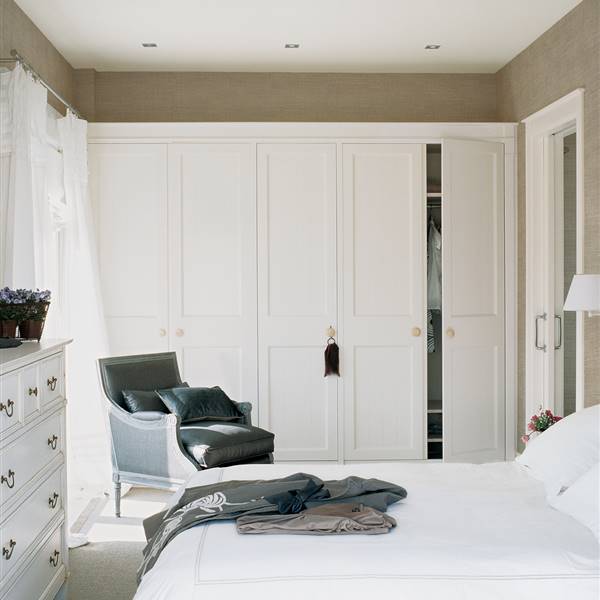 Dormitorio con gran armario blanco