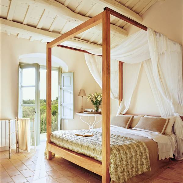 Dormitorio con gran dosel de madera