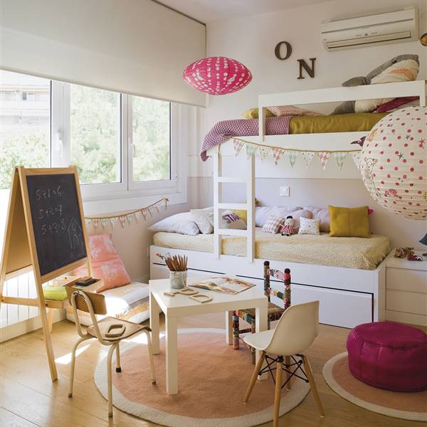 Dormitorio con litera en tonos mostaza y rosa