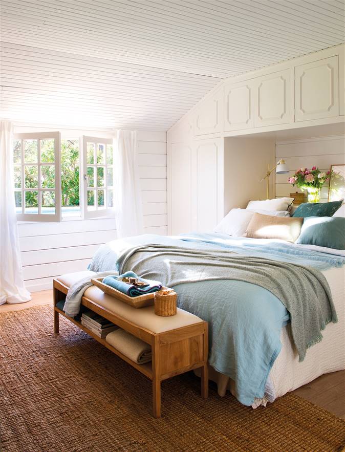 Dormitorio con madera blanca en paredes y techo y estructura tipo puente con armarios en el cabecero_ 00457285_O