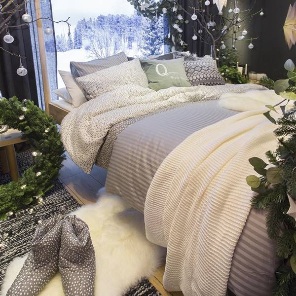 dormitorio con nórdico gris y mantas blancas