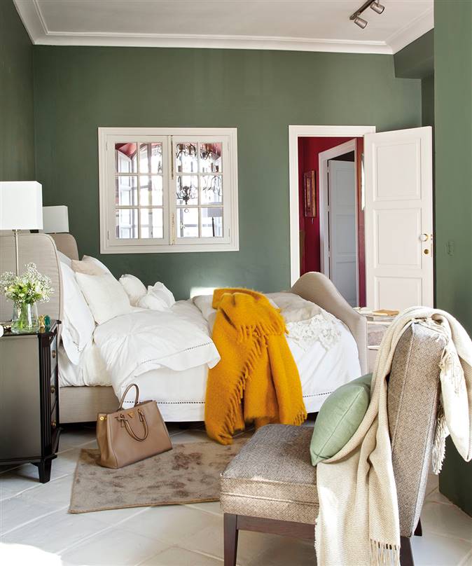 Dormitorio con paredes en color verde y carpintería en blanco