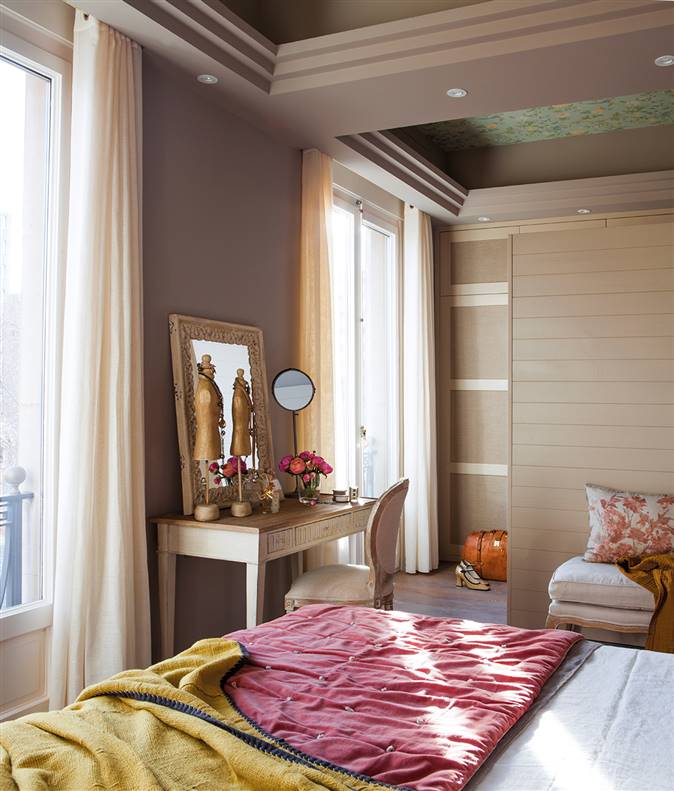 Dormitorio con tabique que separa el vestidor