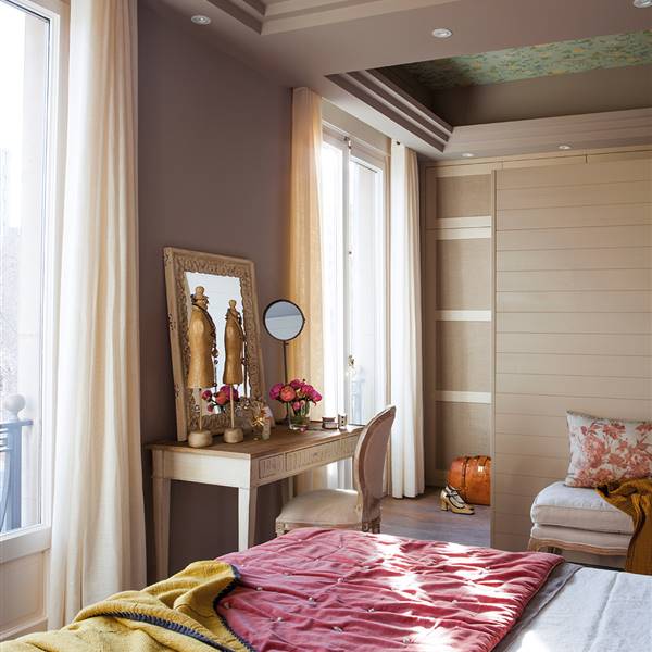 Dormitorio con tabique que separa el vestidor
