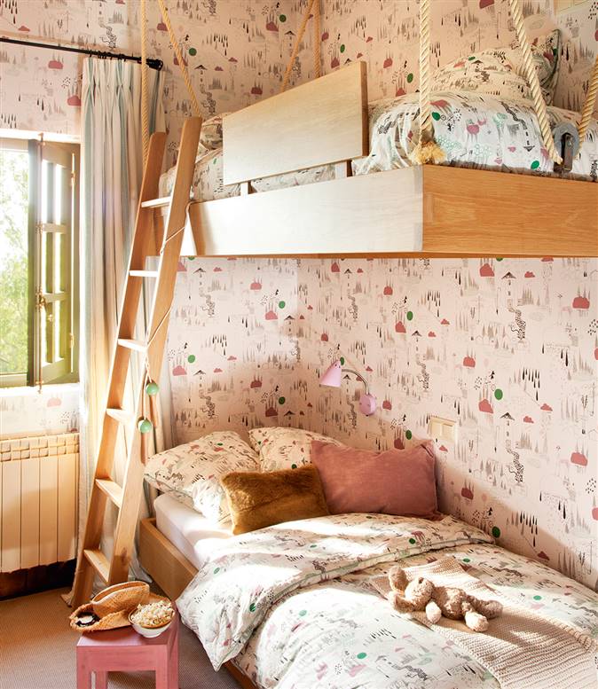 Dormitorio de niña con cama colgada por cuerdas